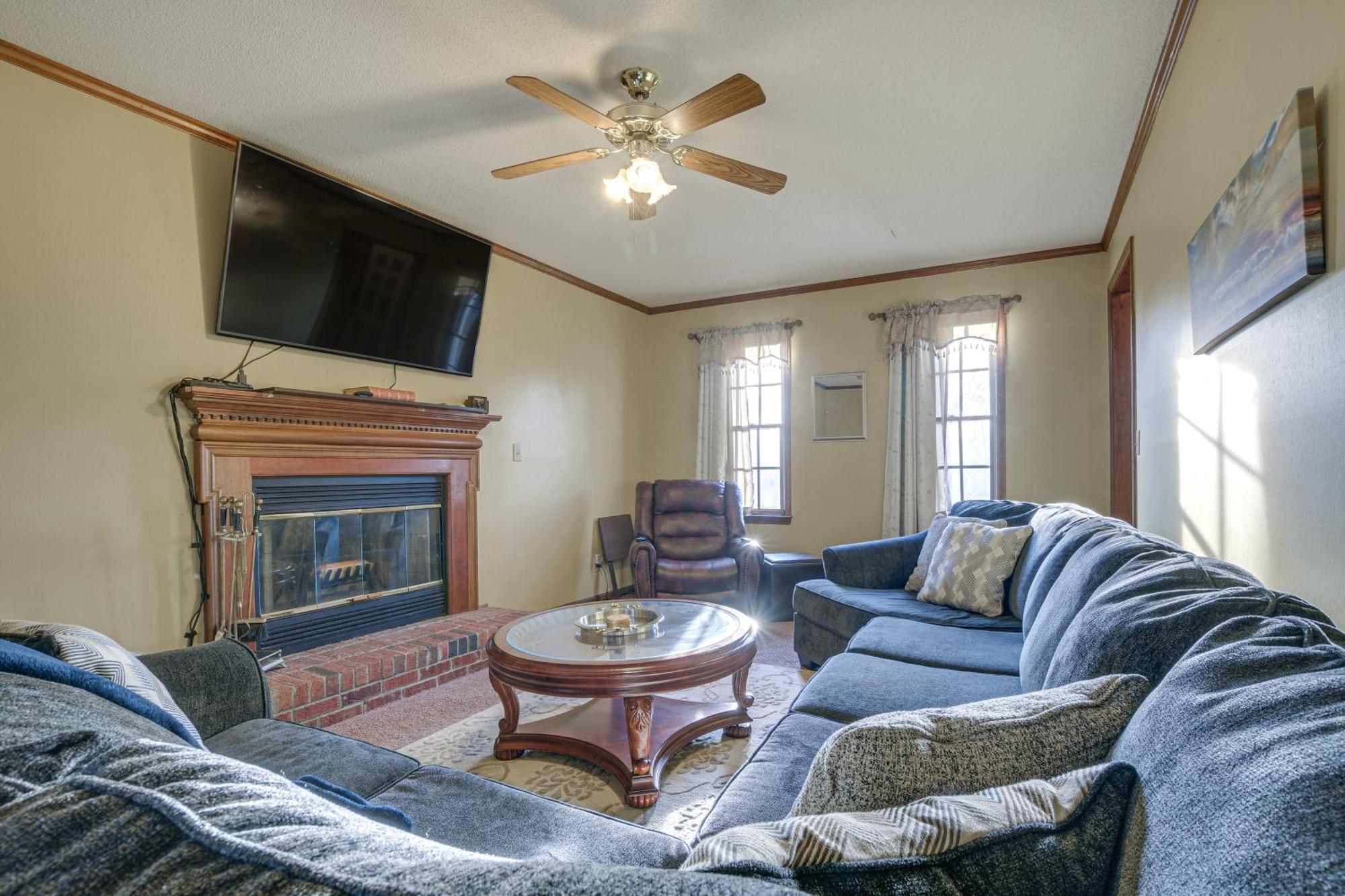 Lovely Fayetteville Home Deck And Fireplace! Exterior photo